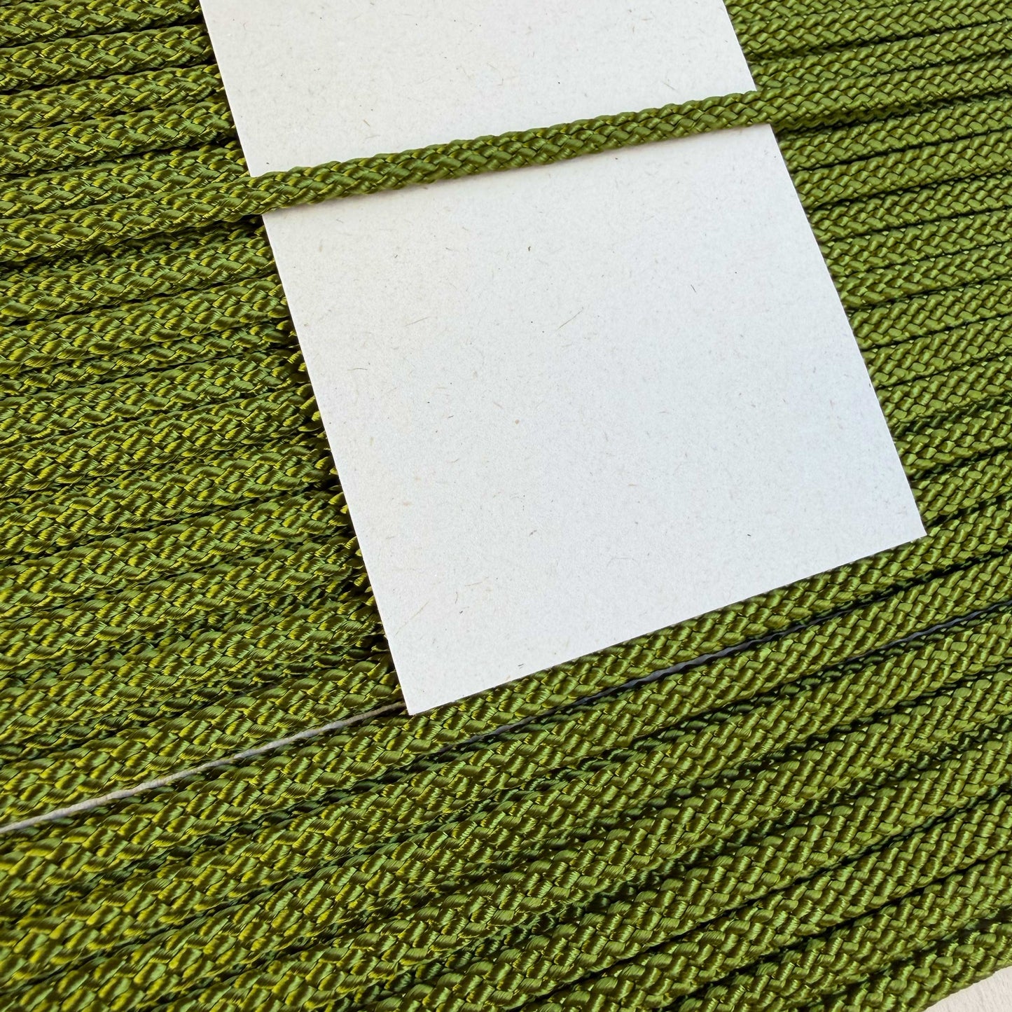 Geweven plat koord olijfgroen 5 mm
