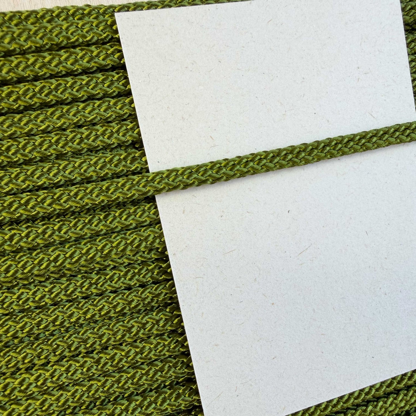 Geweven plat koord olijfgroen 5 mm
