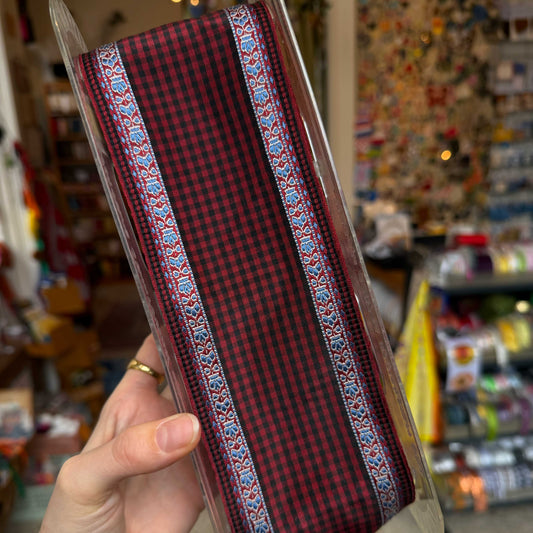 Ruitband met sierboord – donkerrood/zwart met lichtblauw detail