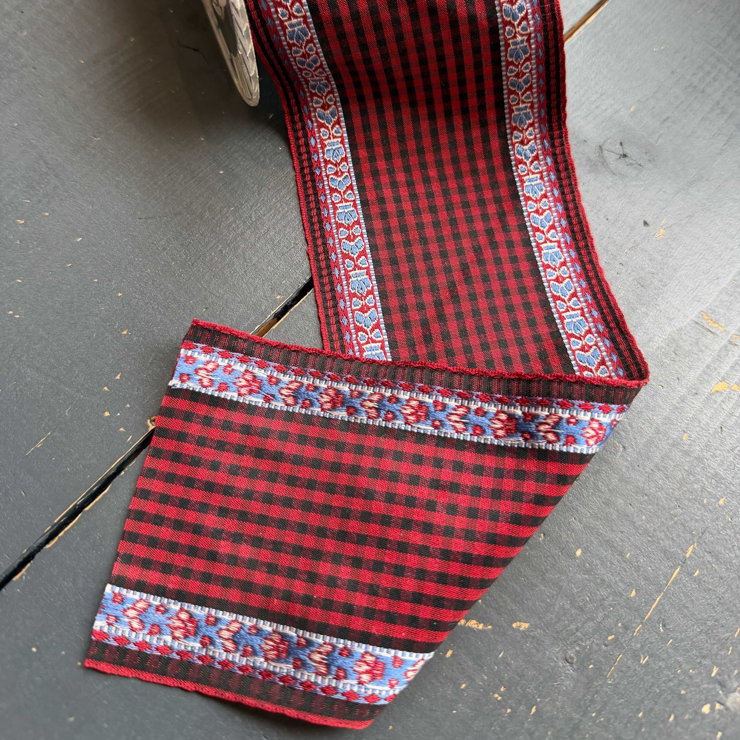 Ruitband met sierboord – donkerrood/zwart met lichtblauw detail