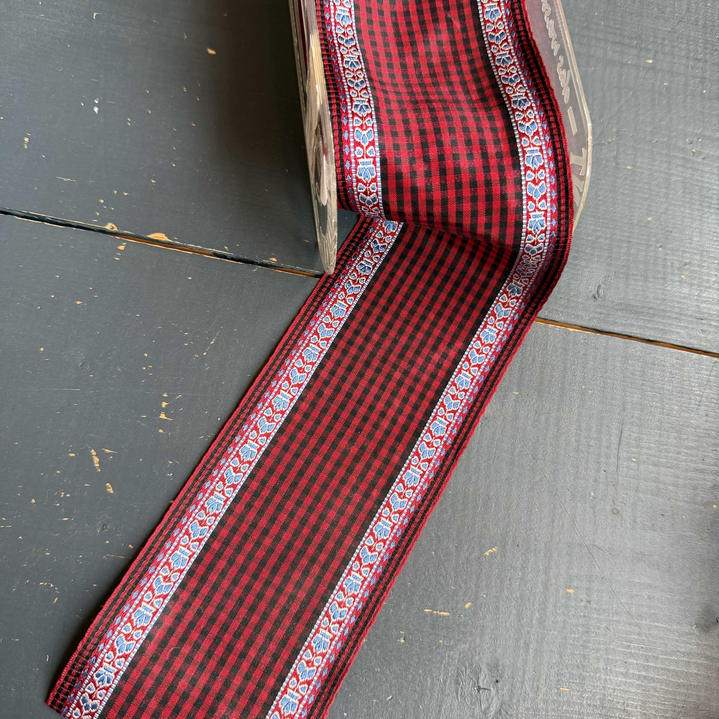 Ruitband met sierboord – donkerrood/zwart met lichtblauw detail