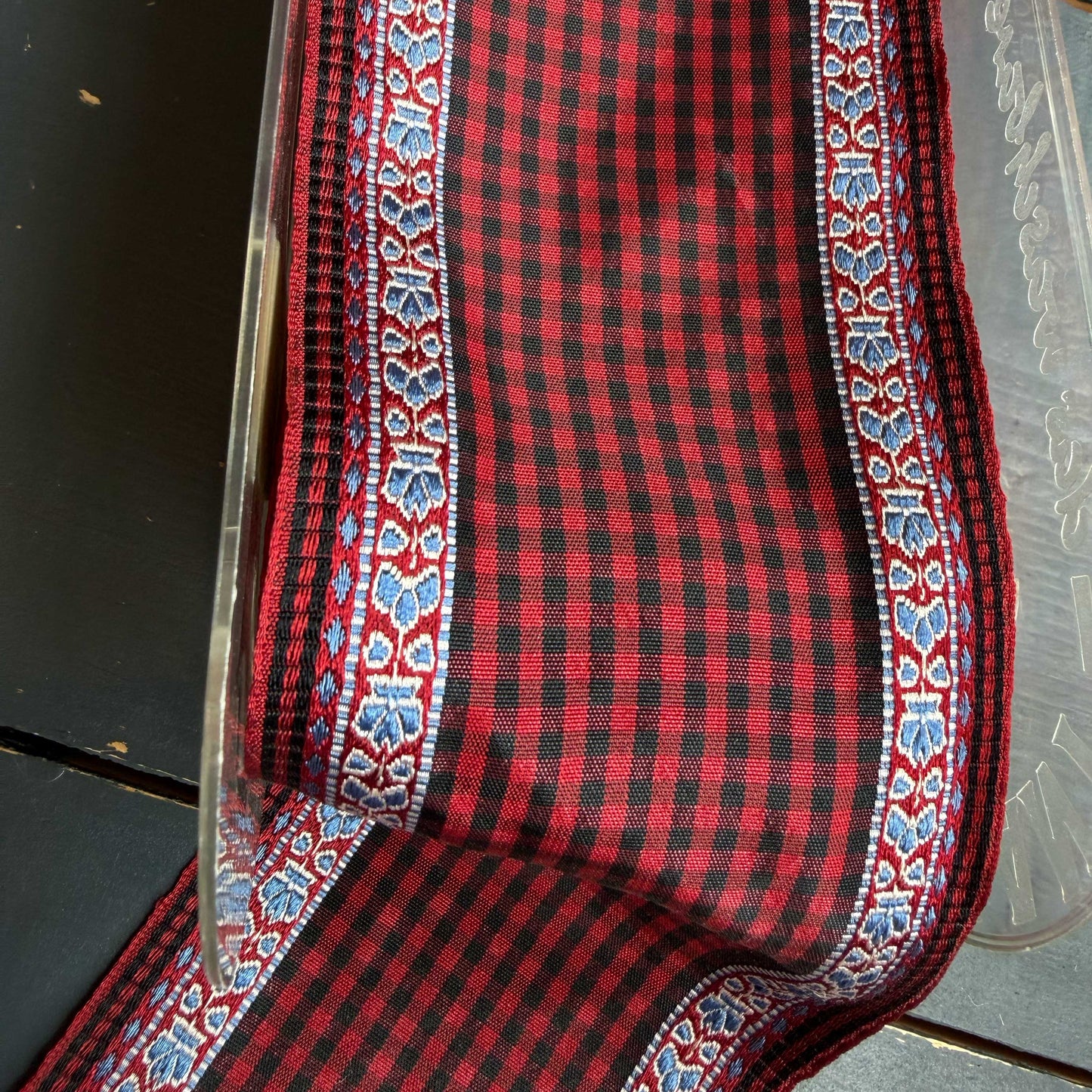 Ruitband met sierboord – donkerrood/zwart met lichtblauw detail