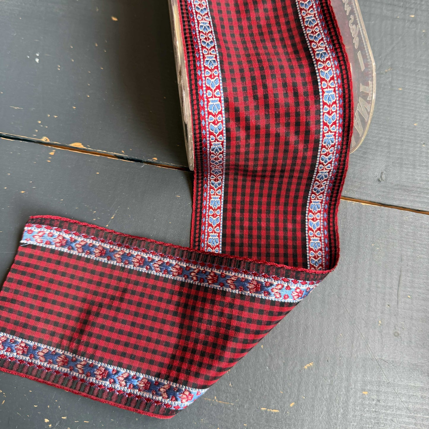 Ruitband met sierboord – donkerrood/zwart met lichtblauw detail
