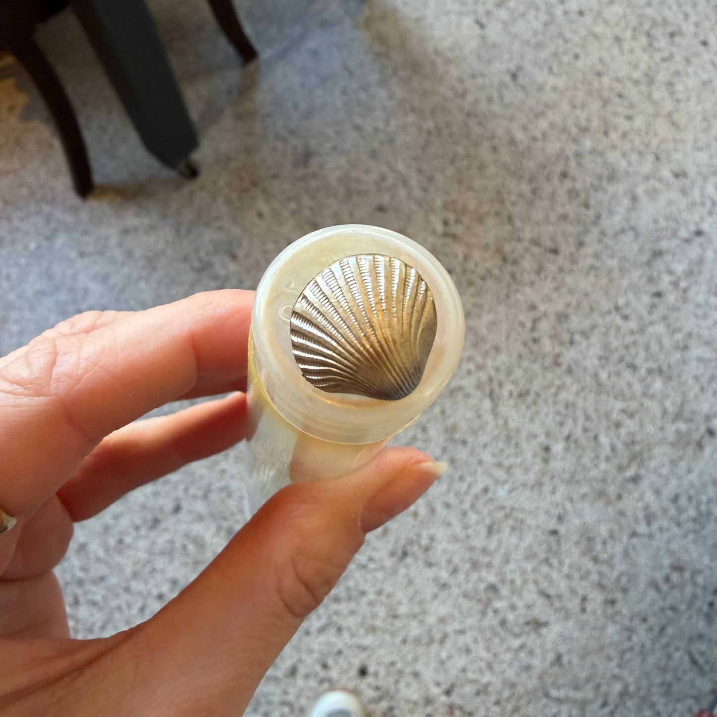 Schelpen knoop goud