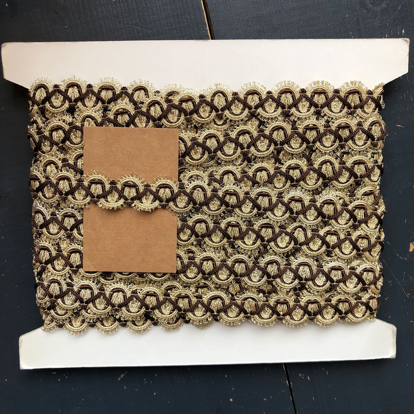 Deze rijke sierband met een breedte van 20mm is een echte blikvanger. Met z’n barokke uitstraling, goudkleurige details en diepe bruine accenten voegt hij direct een vleugje luxe toe aan elk project. 