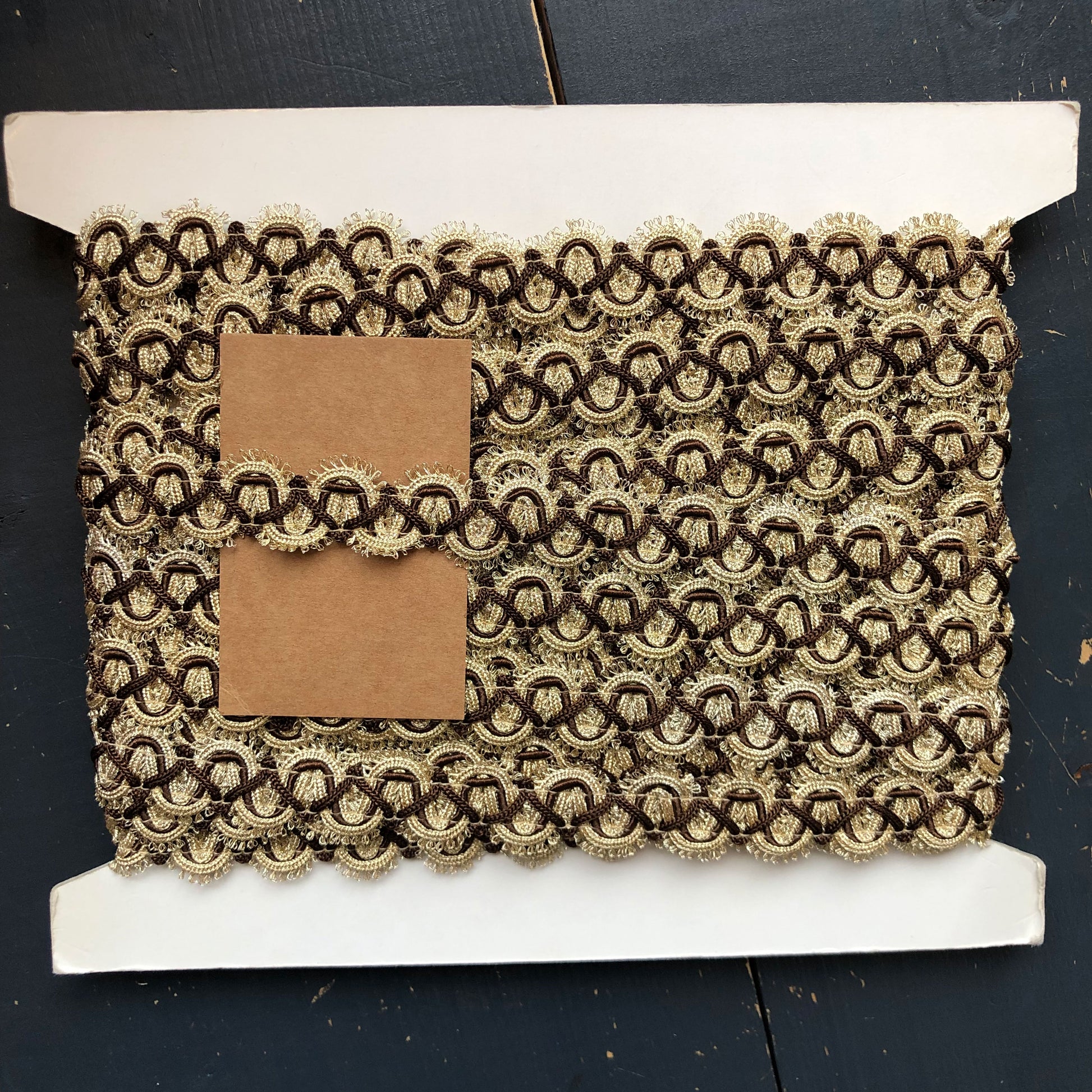 Deze rijke sierband met een breedte van 20mm is een echte blikvanger. Met z’n barokke uitstraling, goudkleurige details en diepe bruine accenten voegt hij direct een vleugje luxe toe aan elk project. 