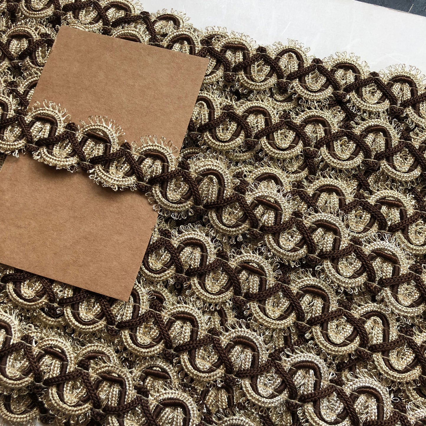 Deze rijke sierband met een breedte van 20mm is een echte blikvanger. Met z’n barokke uitstraling, goudkleurige details en diepe bruine accenten voegt hij direct een vleugje luxe toe aan elk project. 