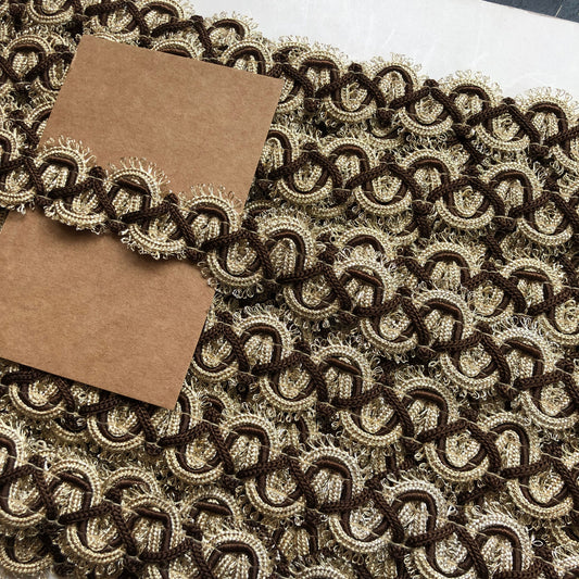 Deze rijke sierband met een breedte van 20mm is een echte blikvanger. Met z’n barokke uitstraling, goudkleurige details en diepe bruine accenten voegt hij direct een vleugje luxe toe aan elk project. 