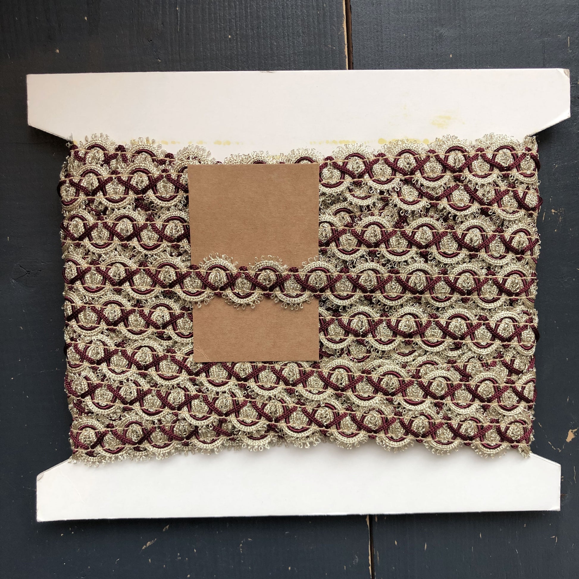 Deze rijke sierband met een breedte van 20mm is een echte blikvanger. Met z’n barokke uitstraling, goudkleurige details en diepe bordeauxrode accenten voegt hij direct een vleugje luxe toe aan elk project.