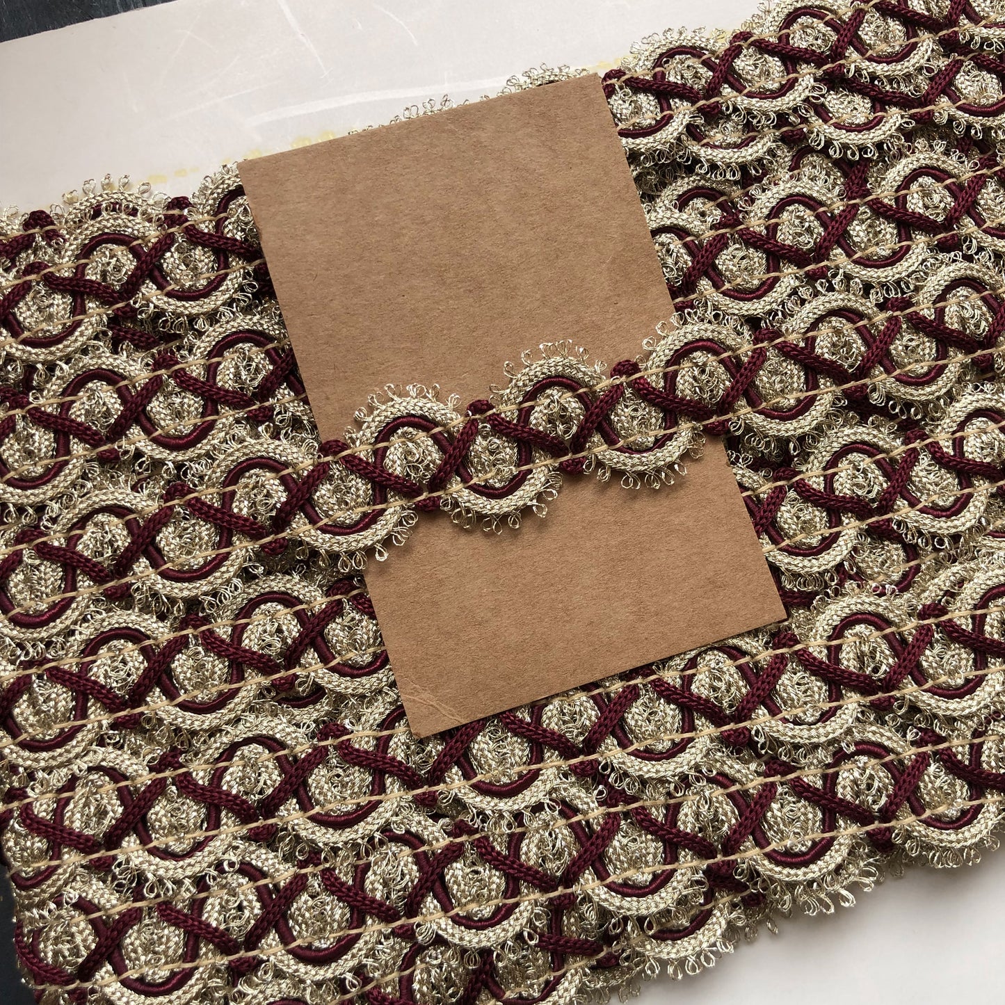 Deze rijke sierband met een breedte van 20mm is een echte blikvanger. Met z’n barokke uitstraling, goudkleurige details en diepe bordeauxrode accenten voegt hij direct een vleugje luxe toe aan elk project.