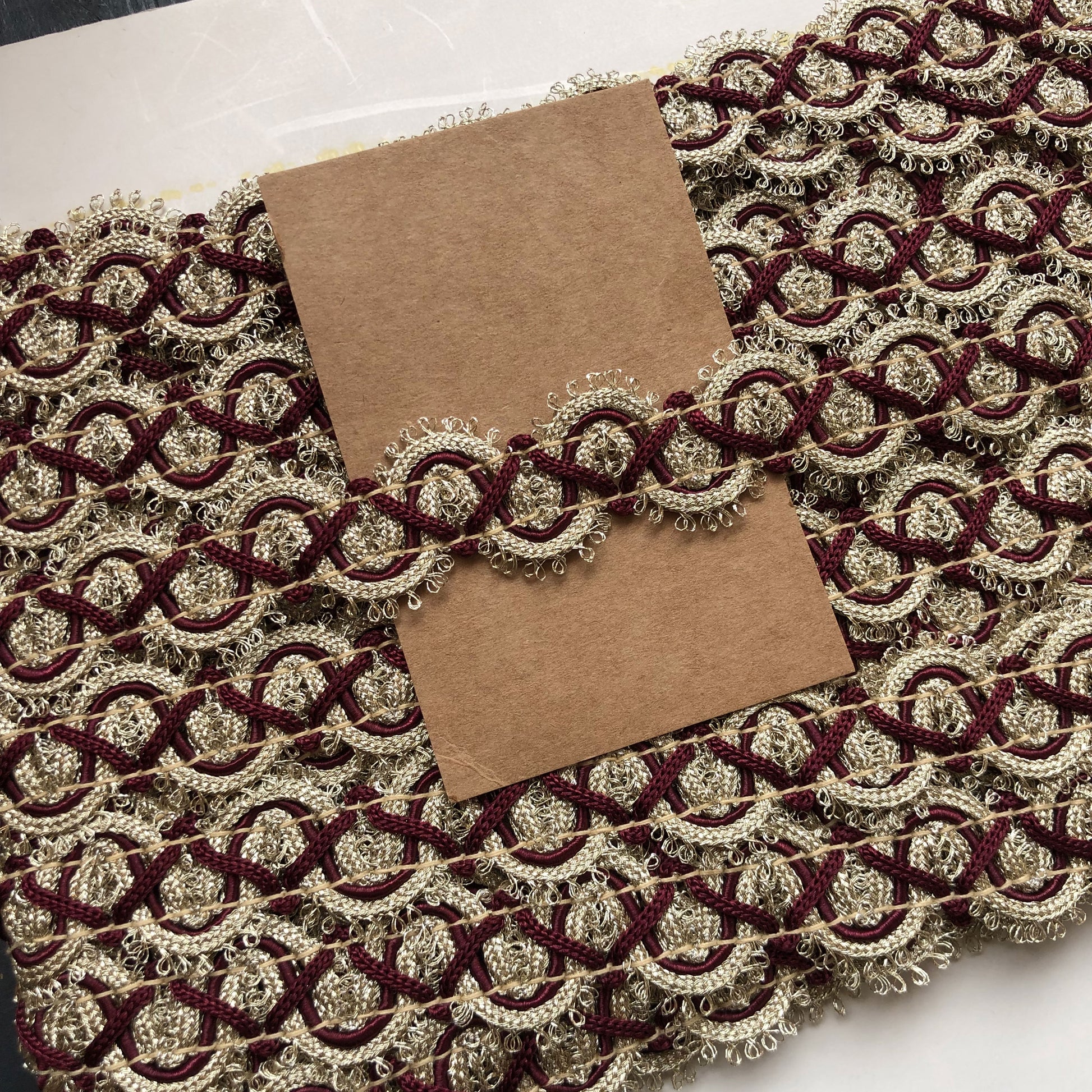 Deze rijke sierband met een breedte van 20mm is een echte blikvanger. Met z’n barokke uitstraling, goudkleurige details en diepe bordeauxrode accenten voegt hij direct een vleugje luxe toe aan elk project.