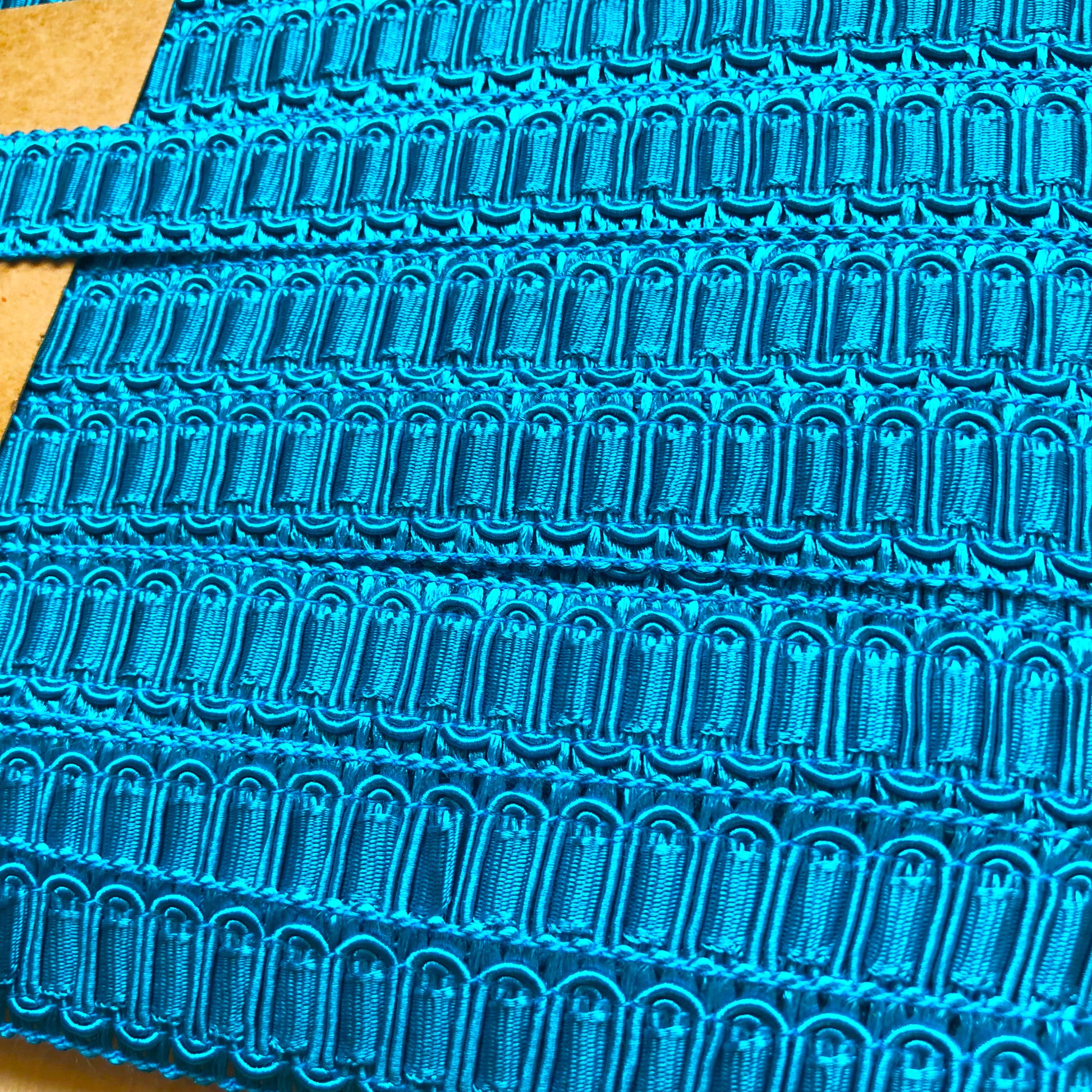 Artikel is per meter te bestellen. Meerdere meters worden zoveel mogelijk aan één stuk geleverd.

De kleuren - zoals u ze ziet op het beeldscherm - kunnen afwijken van de werkelijke kleuren, houd hier rekening mee.  Afgeknipt band mag niet geretourneerd worden. Zie de algemene voorwaarden.