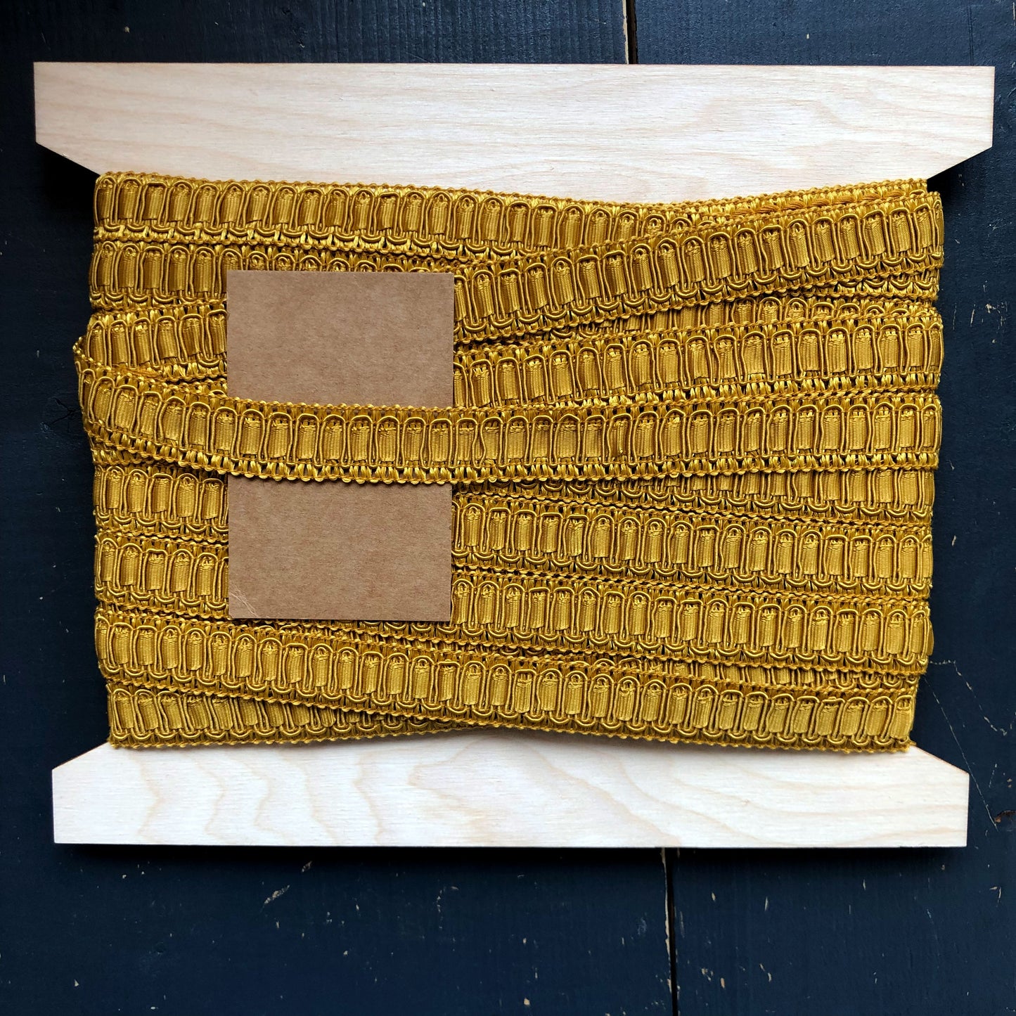 Dit prachtige sierband in een okergele kleur is perfect voor het afwerken voor mode of interieur projecten. 