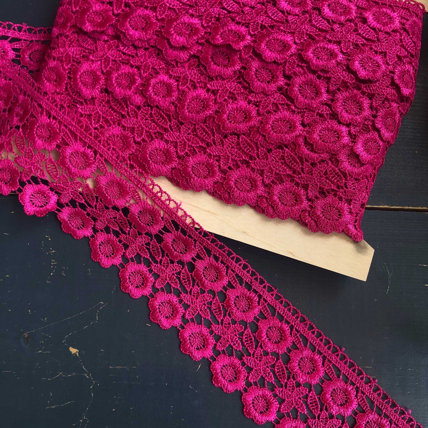 Dit charmante sierband in een zachte roze tint is opgebouwd uit aaneengeschakelde bloemen die doen denken aan fijn haakwerk. De opengewerkte structuur geeft het band een kantachtige uitstraling, terwijl het stevige borduurwerk zorgt voor een mooie vorm en luxe afwerking. Perfect om kleding, accessoires of interieurprojecten een romantische en ambachtelijke touch te geven. Het band heeft een breedte van circa 45 mm.