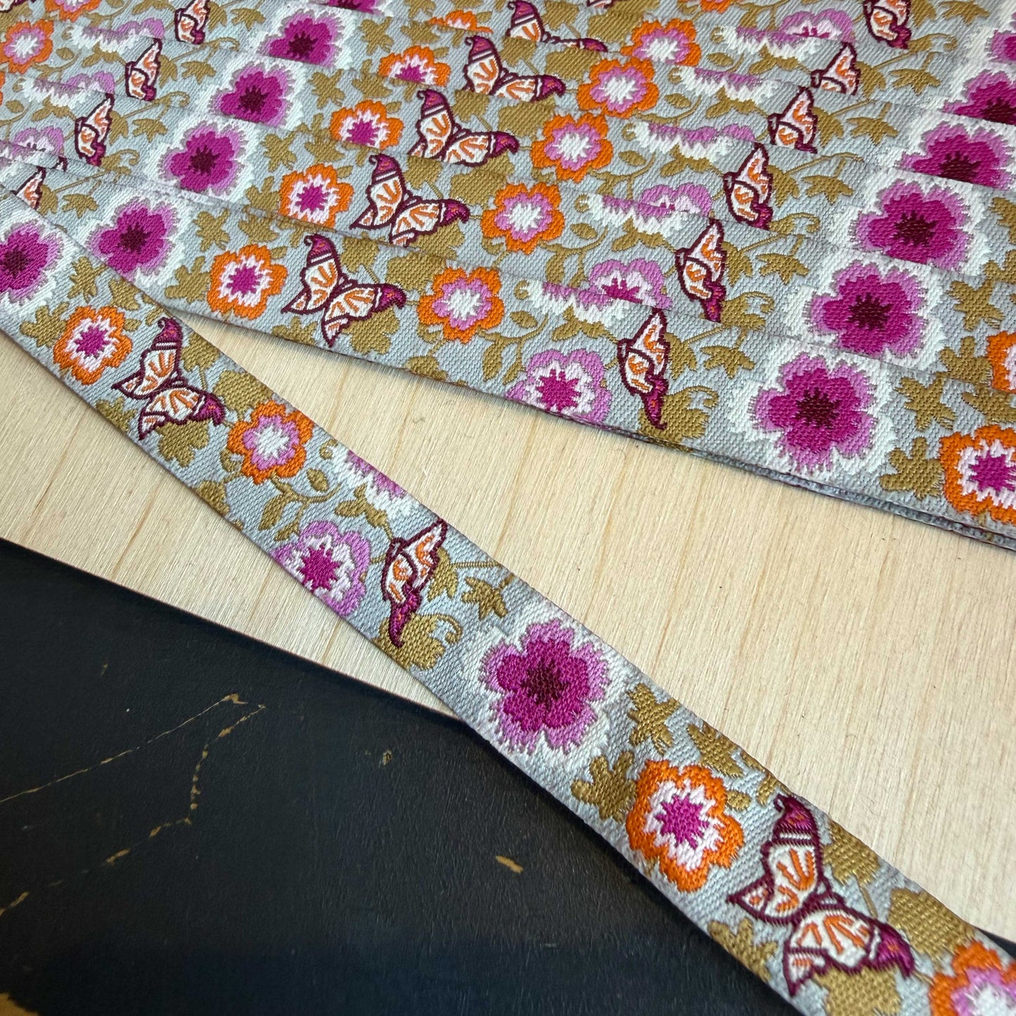 Sierband met bloemen en vlinders