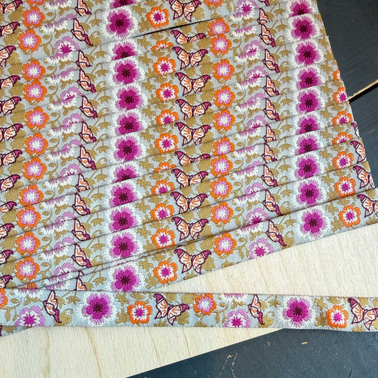 Sierband met bloemen en vlinders