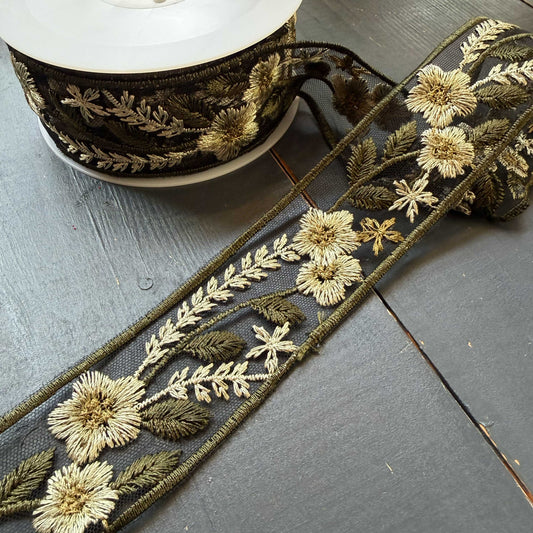 Sierband mosgroen met geborduurde bloemen