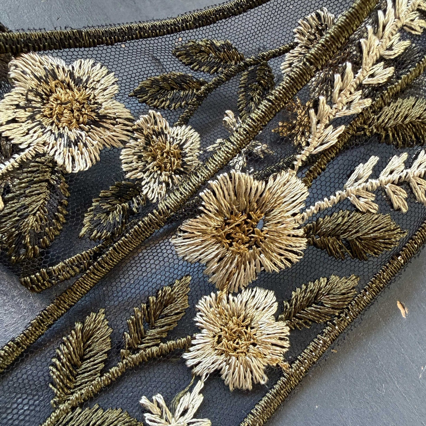 Sierband mosgroen met geborduurde bloemen