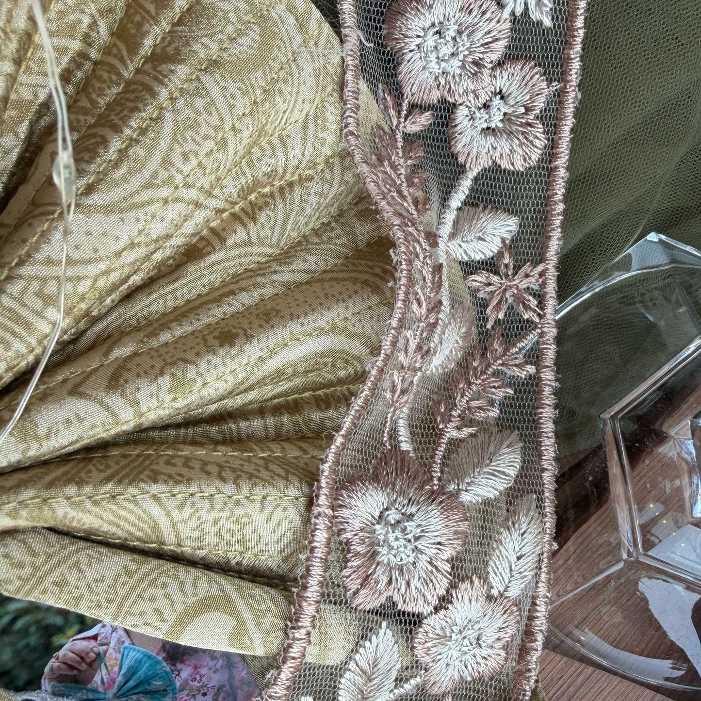 Sierband lichtroze/beige kleur met geborduurde bloemen