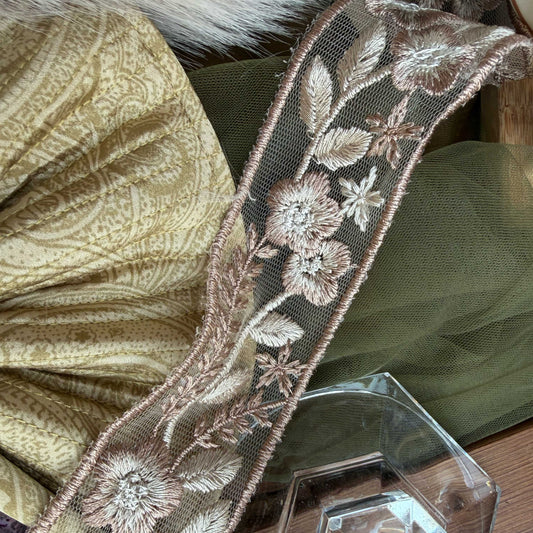 Sierband lichtroze/beige kleur met geborduurde bloemen