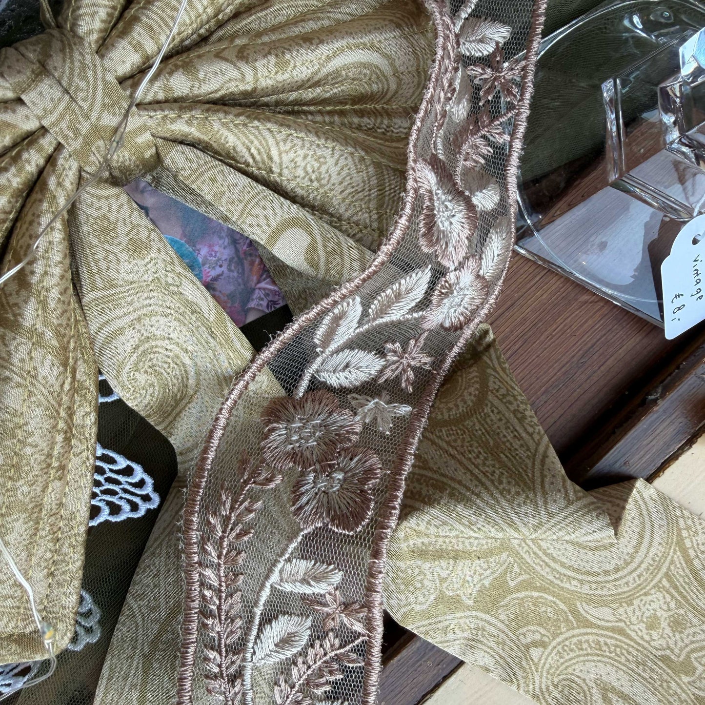 Sierband lichtroze/beige kleur met geborduurde bloemen