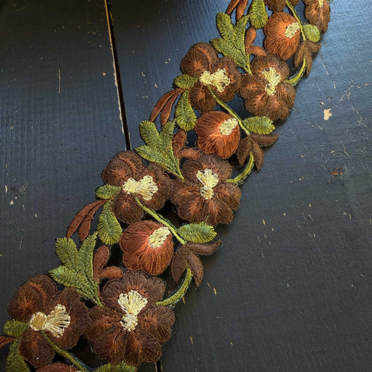 Sierband strijkbaar met geborduurde bruine bloemen