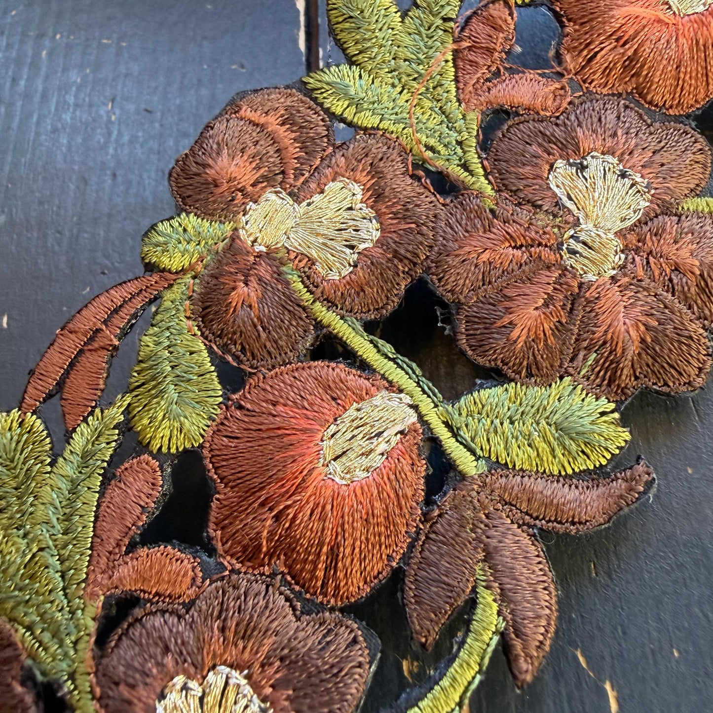 Sierband strijkbaar met geborduurde bruine bloemen