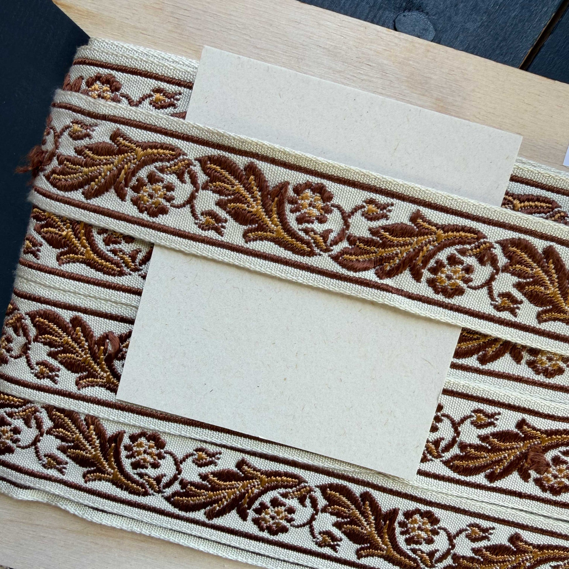 Deze prachtige sierband heeft een rijke, klassieke uitstraling en doet subtiel denken aan traditioneel meubelband.