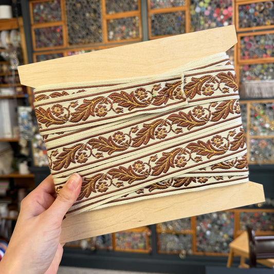 Deze prachtige sierband heeft een rijke, klassieke uitstraling en doet subtiel denken aan traditioneel meubelband.