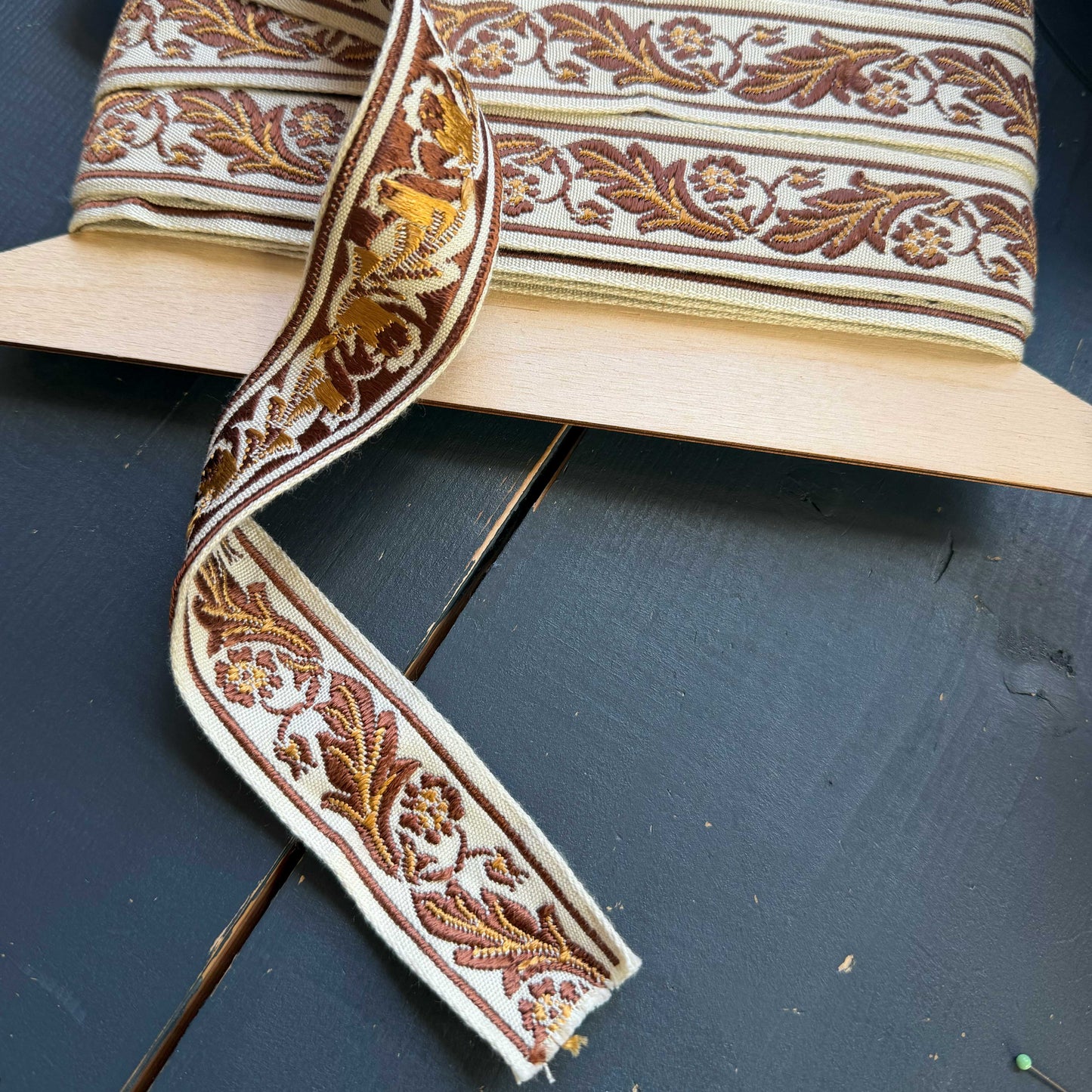 Deze prachtige sierband heeft een rijke, klassieke uitstraling en doet subtiel denken aan traditioneel meubelband.