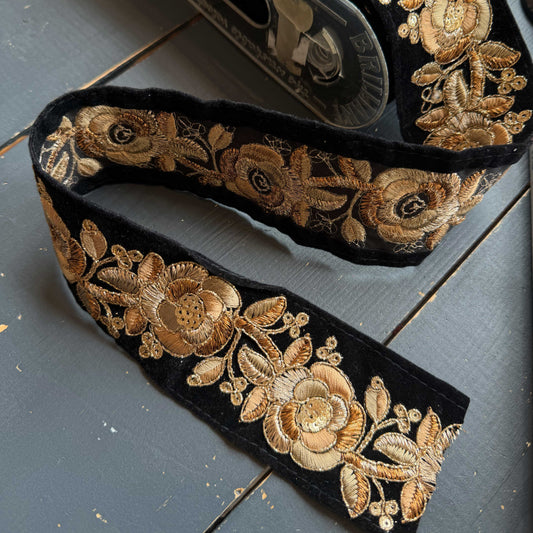 Fluweelband met gouden bloemen
