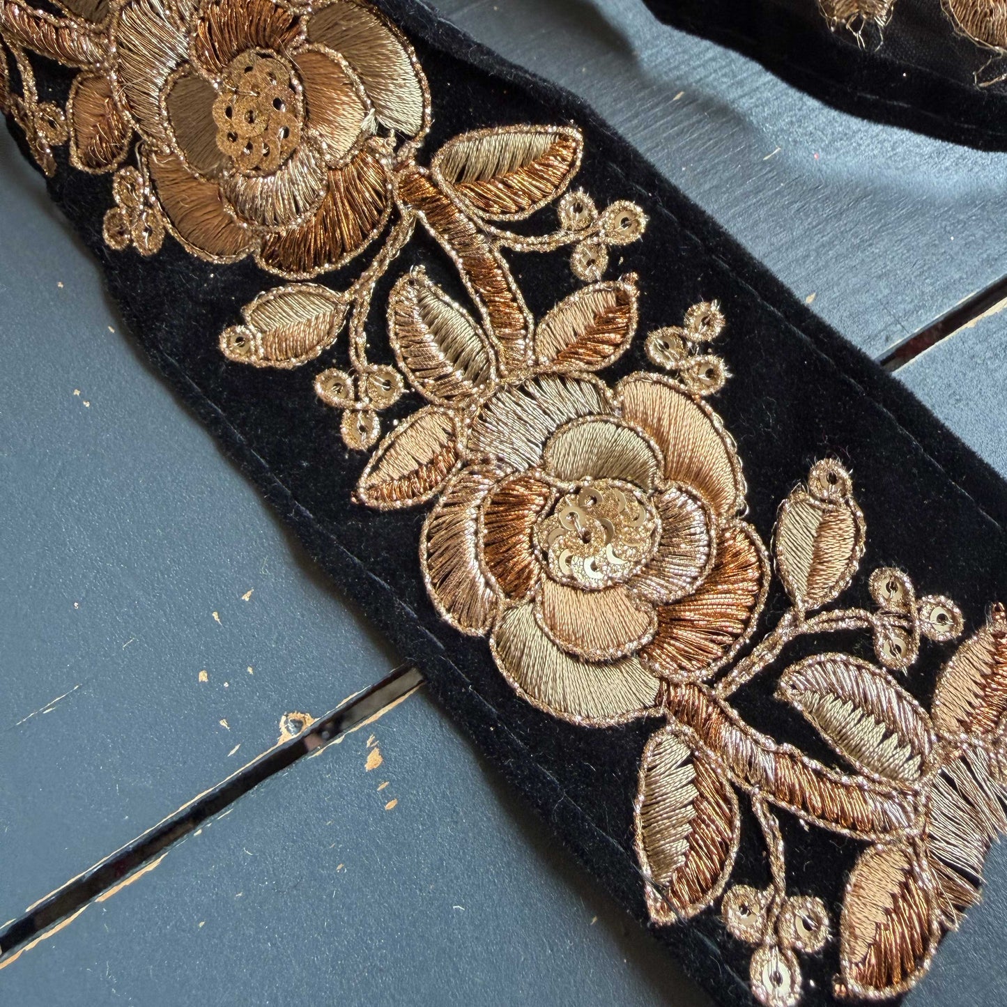 Fluweelband met gouden bloemen