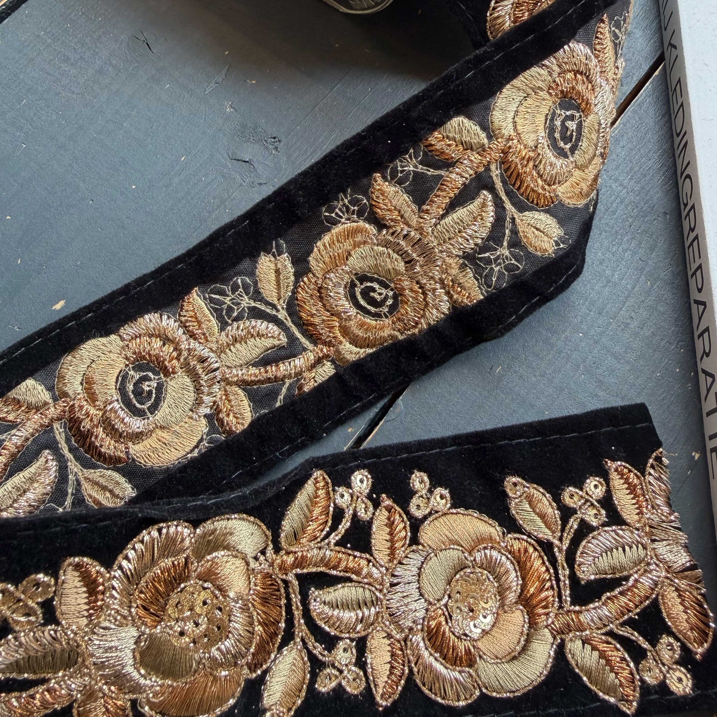 Fluweelband met gouden bloemen
