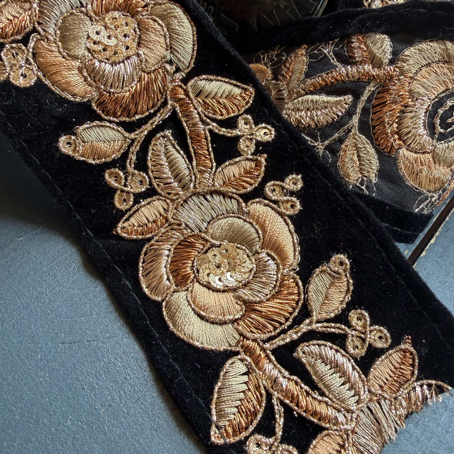 Fluweelband met gouden bloemen