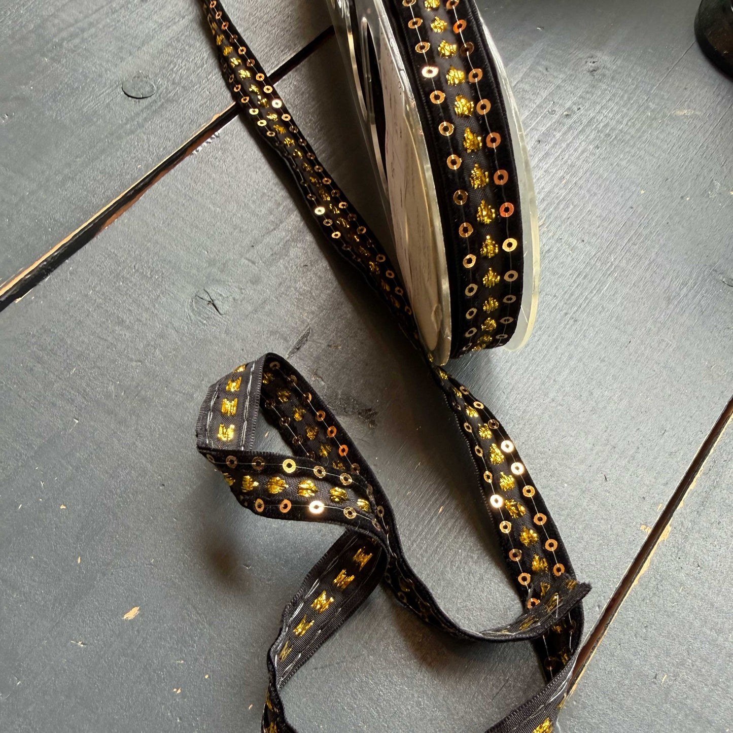 Fluweelband met gouden pailletten