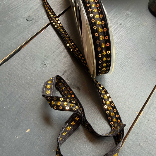 Fluweelband met gouden pailletten