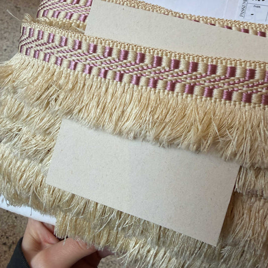 Sierband met beige franje en lila afwerking
