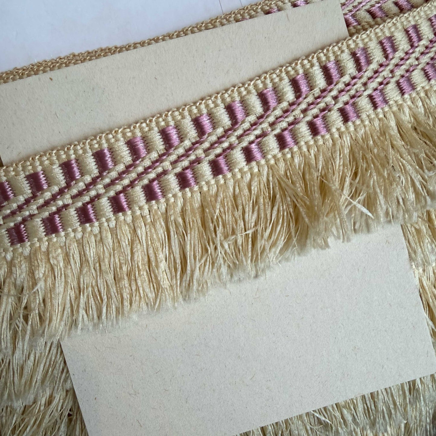 Sierband met beige franje en lila afwerking