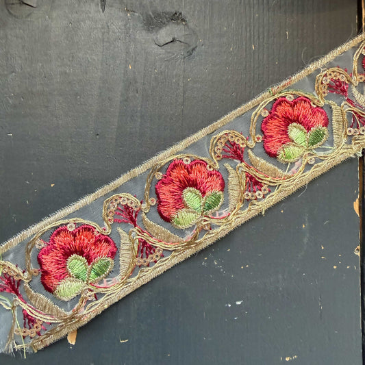 Geborduurde bloemenband op tule