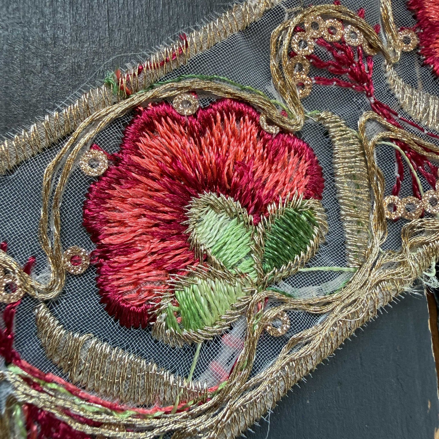 Geborduurde bloemenband op tule