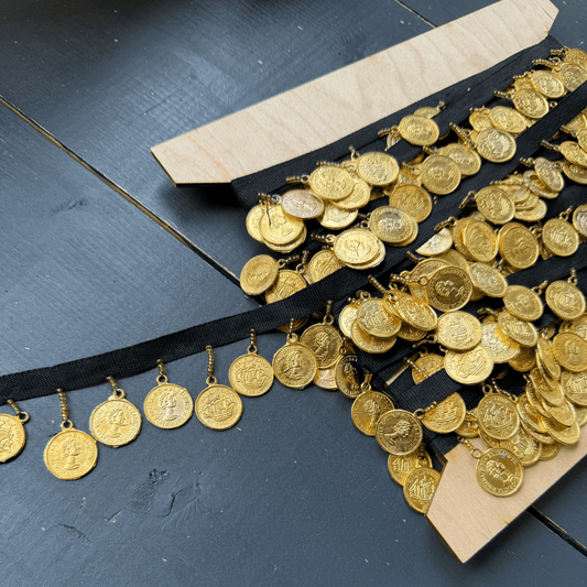 Sierband met gouden muntjes