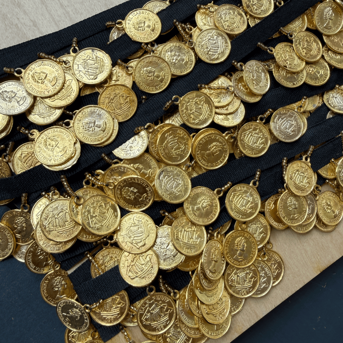 Sierband met gouden muntjes