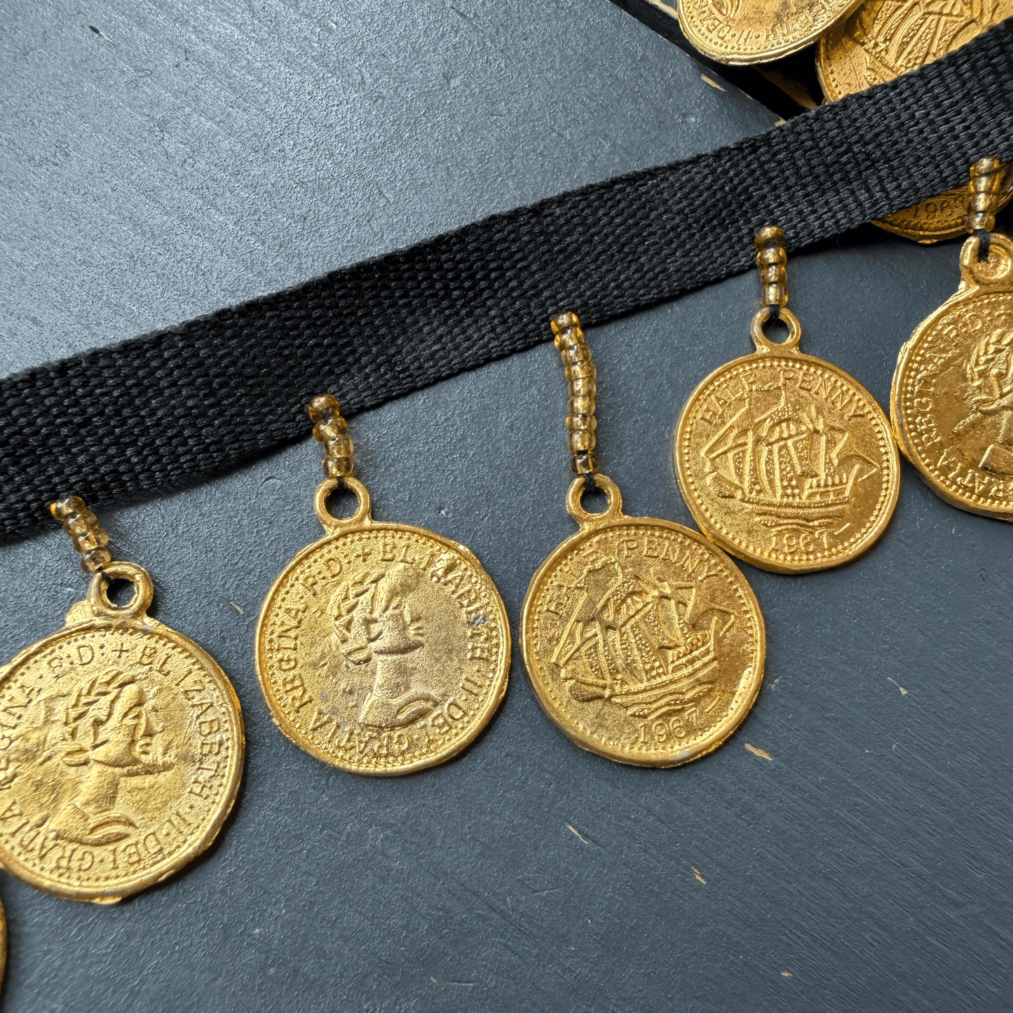 Sierband met gouden muntjes