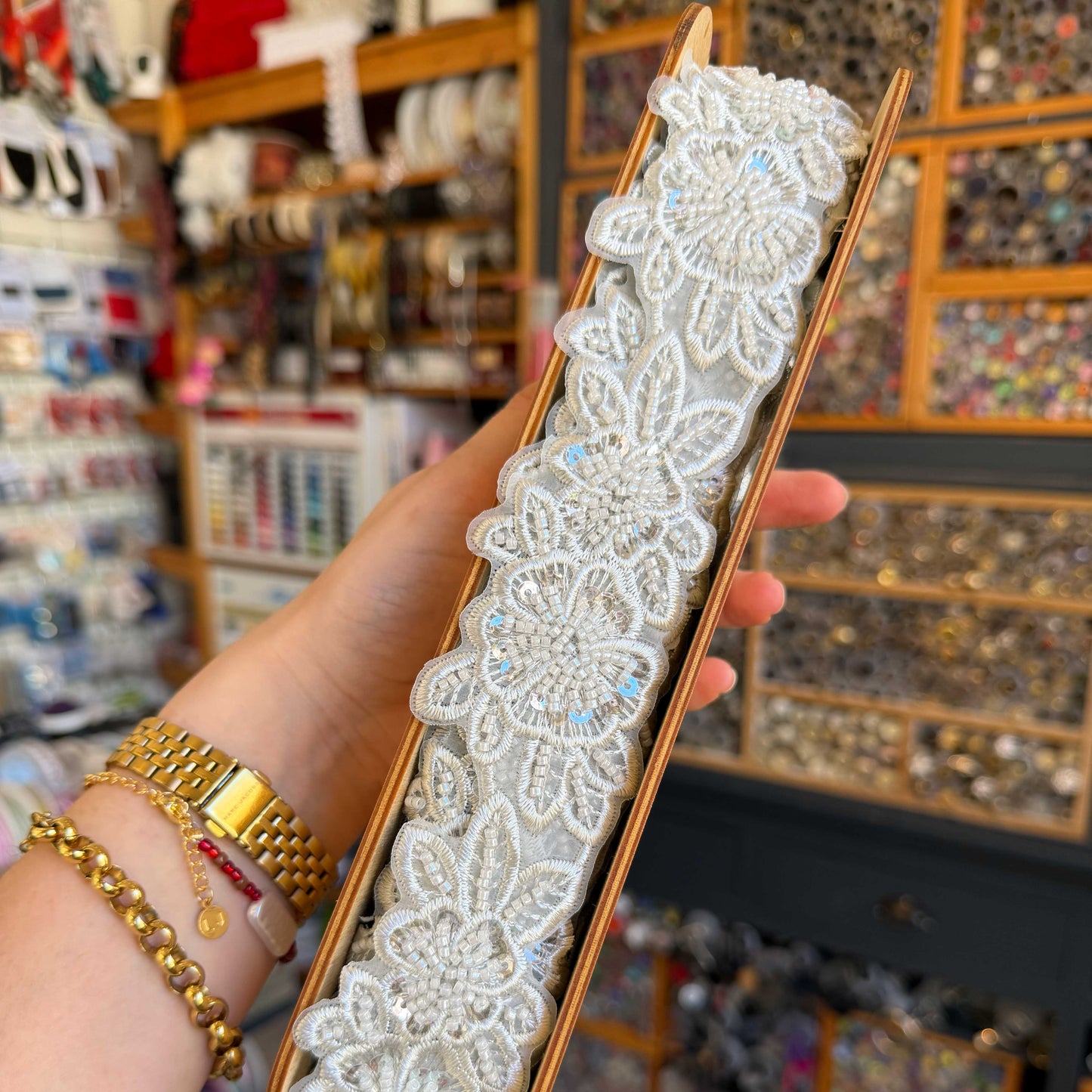 Zilverkleurig sierband met kralen en bloemen