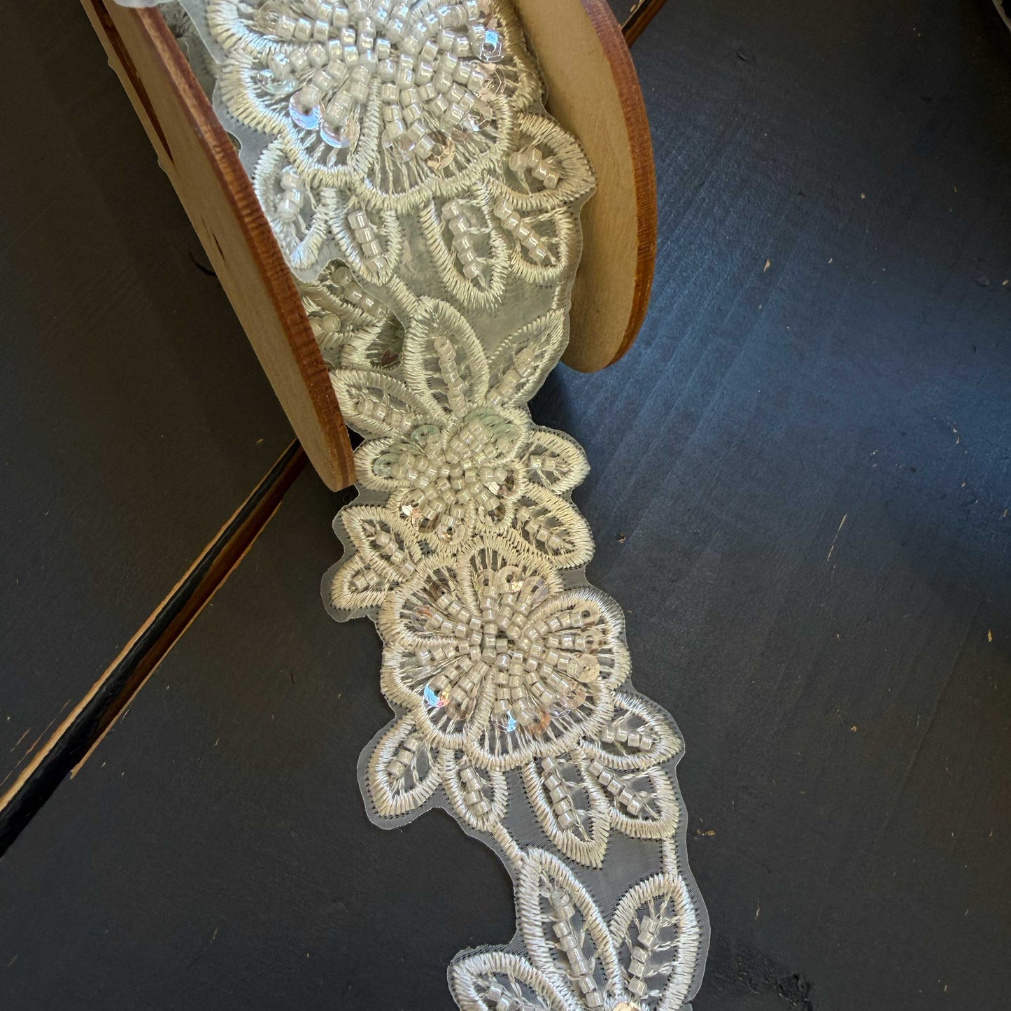 Zilverkleurig sierband met kralen en bloemen