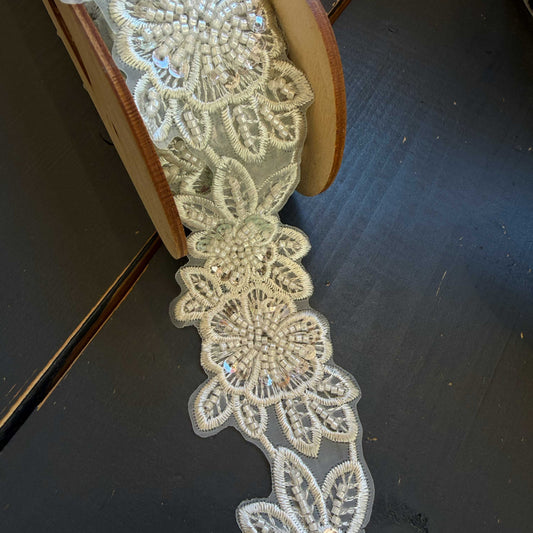 Zilverkleurig sierband met kralen en bloemen