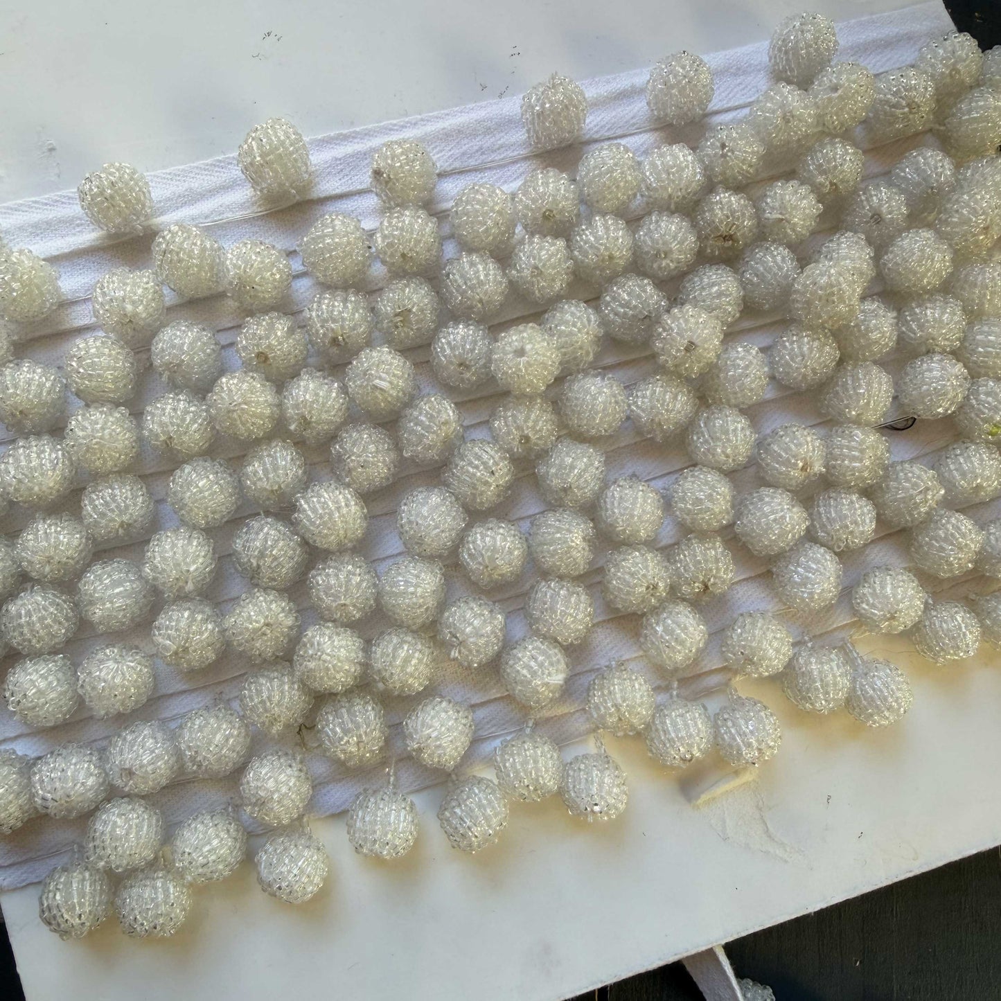 Sierband met kralenbollen