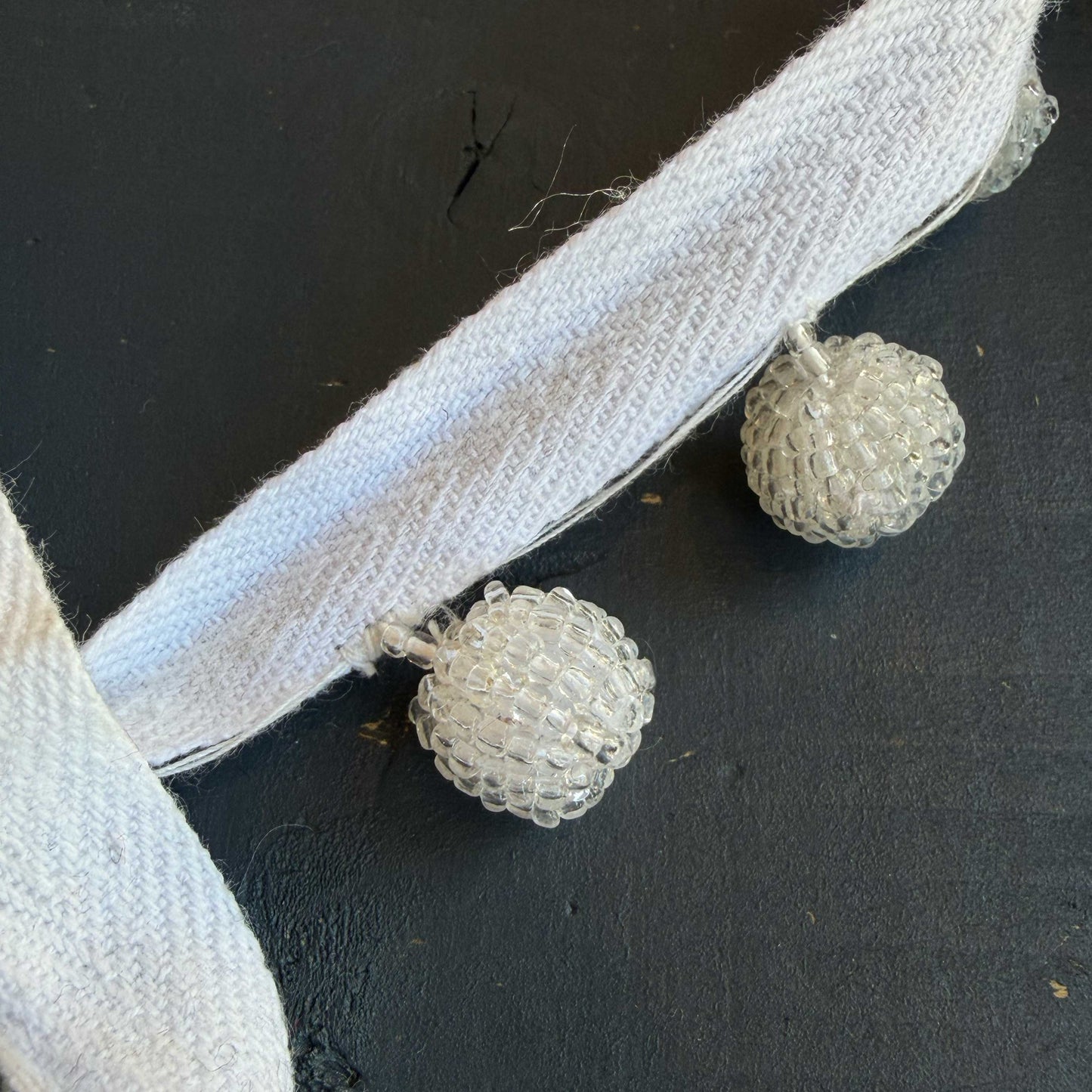 Sierband met kralenbollen