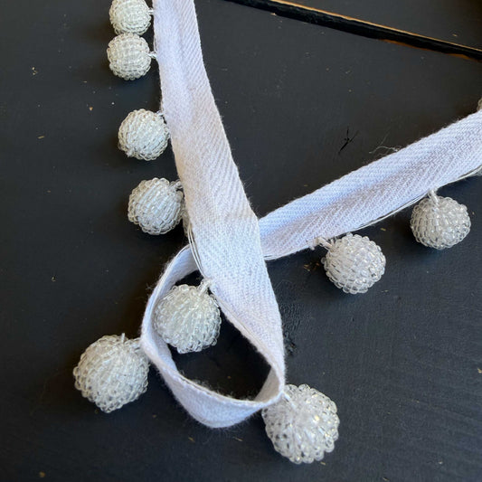 Sierband met kralenbollen