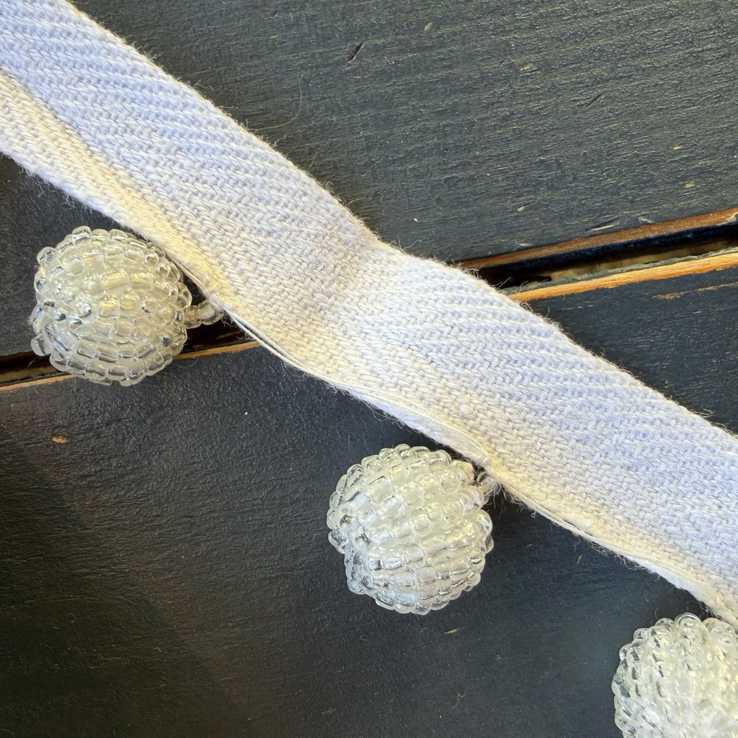 Sierband met kralenbollen